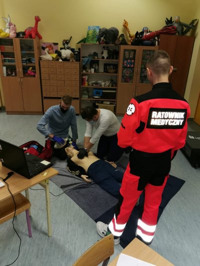 „Ratownikiem nie jest się dla siebie - ratownikiem jest się przede wszystkim dla innych.” Szkolenie aktualizacyjne pierwszej pomocy dla strażników miejskich z Łomianek.